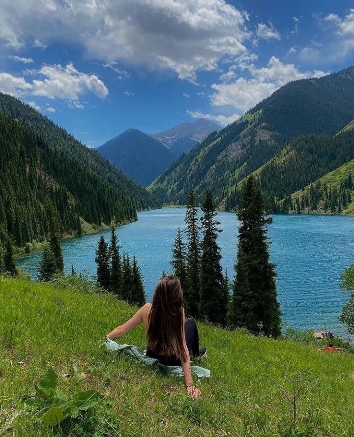 Озеро Кольсай фото девушка