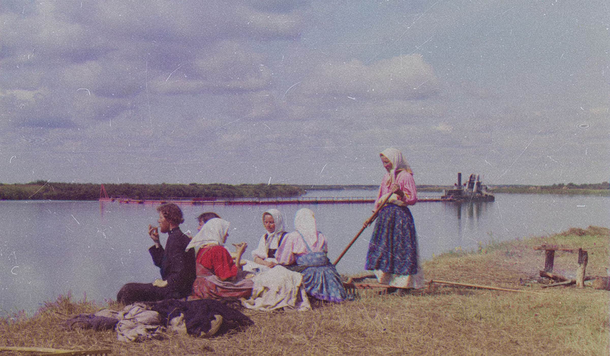 Женщины на берегу реки. Цветная фотография из коллекции Прокудина-Горского