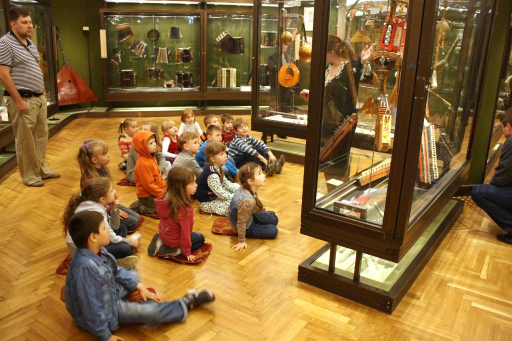 Children's museum. Экскурсии в музее Глинки. Детская экскурсия в музее. Интересные музеи для детей дошкольного возраста. Дети на экскурсии в музее.