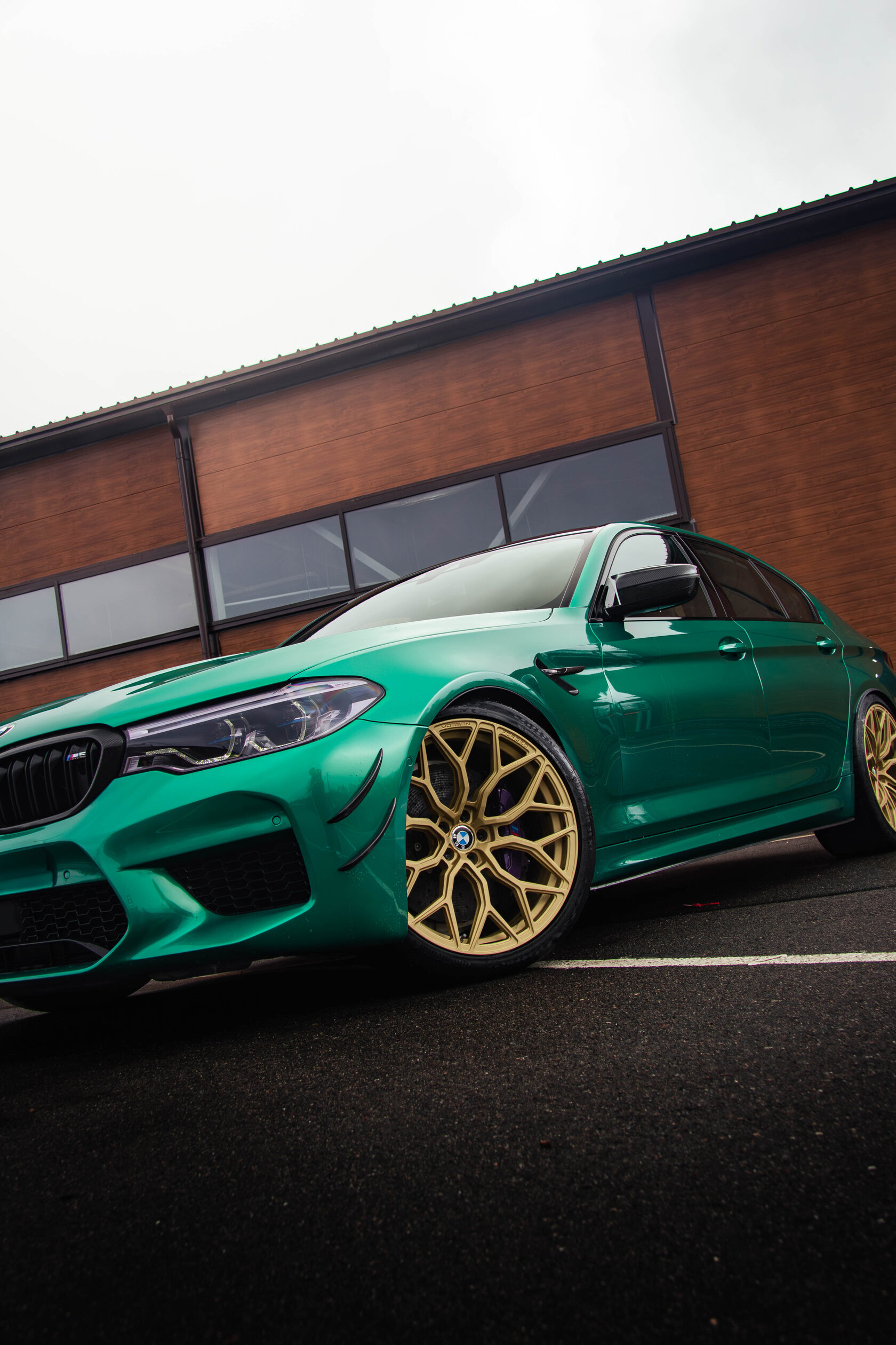 BMW M5 в движении — Isle of Man Green