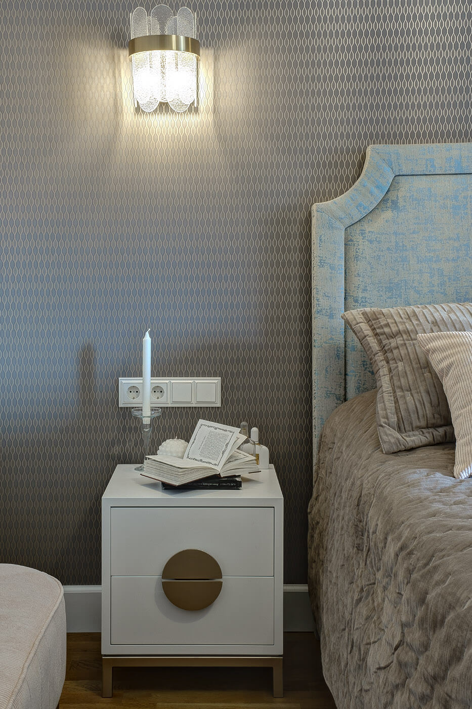 Новая Москва - Дизайн интерьера спальни, кровать, тумба