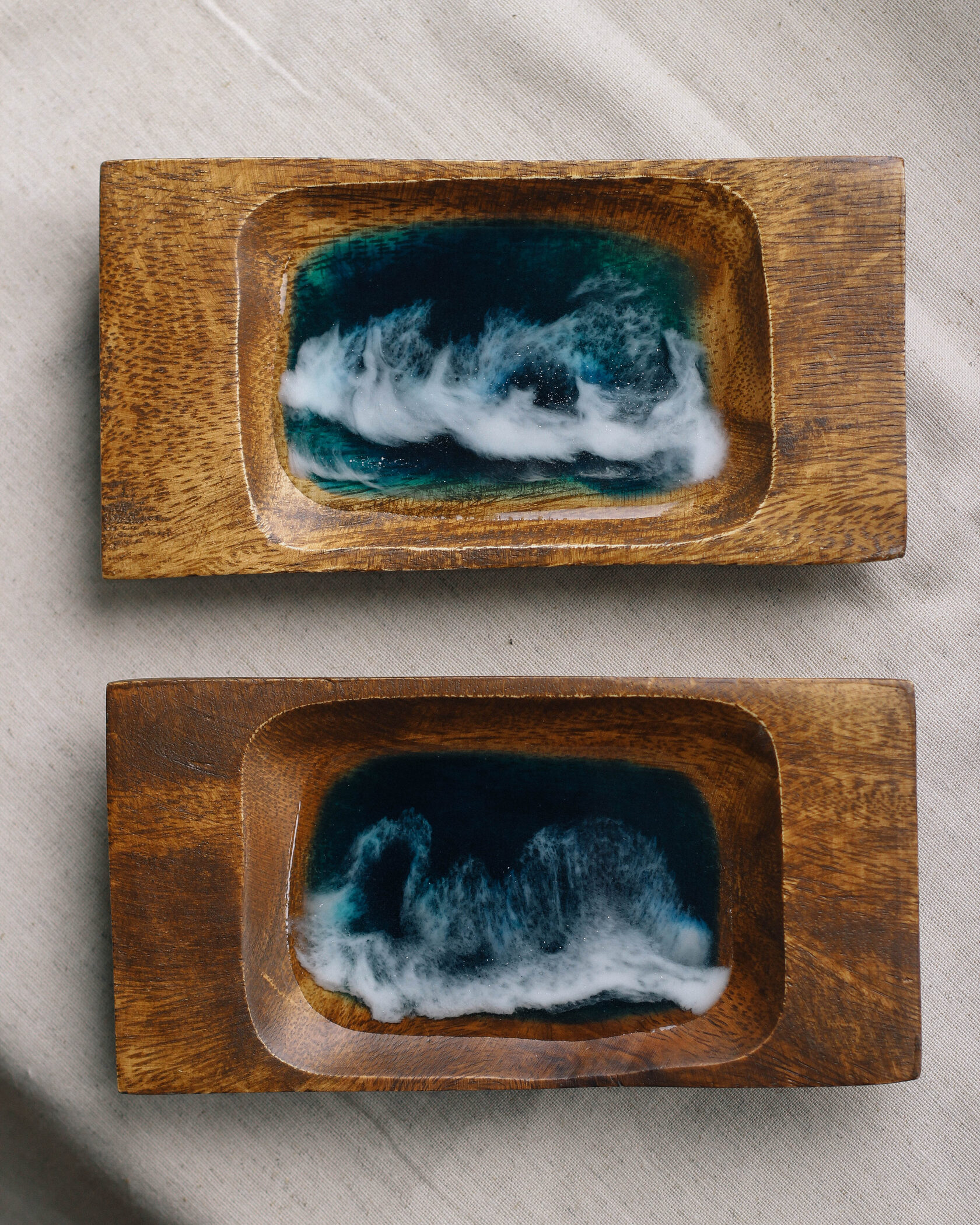 Деревянная миска из эпоксидной смолы с эффектом моря
