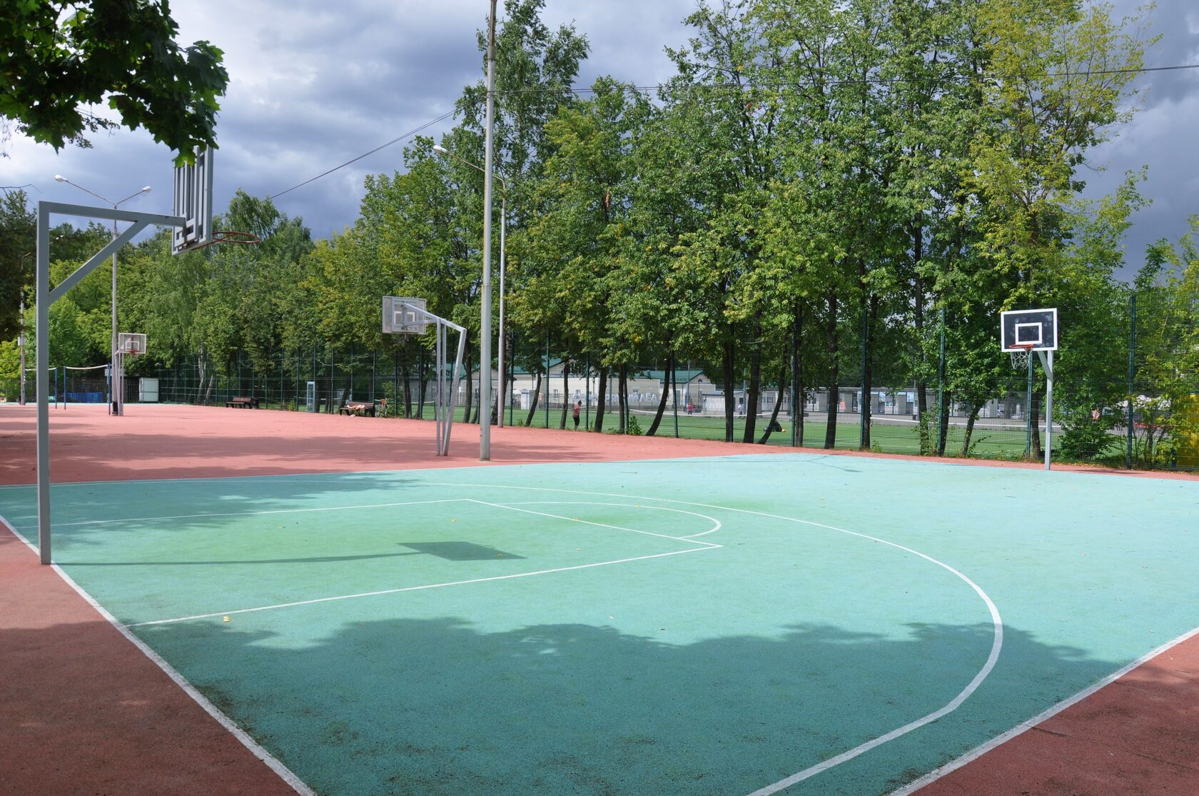 Лианозовский парк волейбольная и баскетбольные площадки