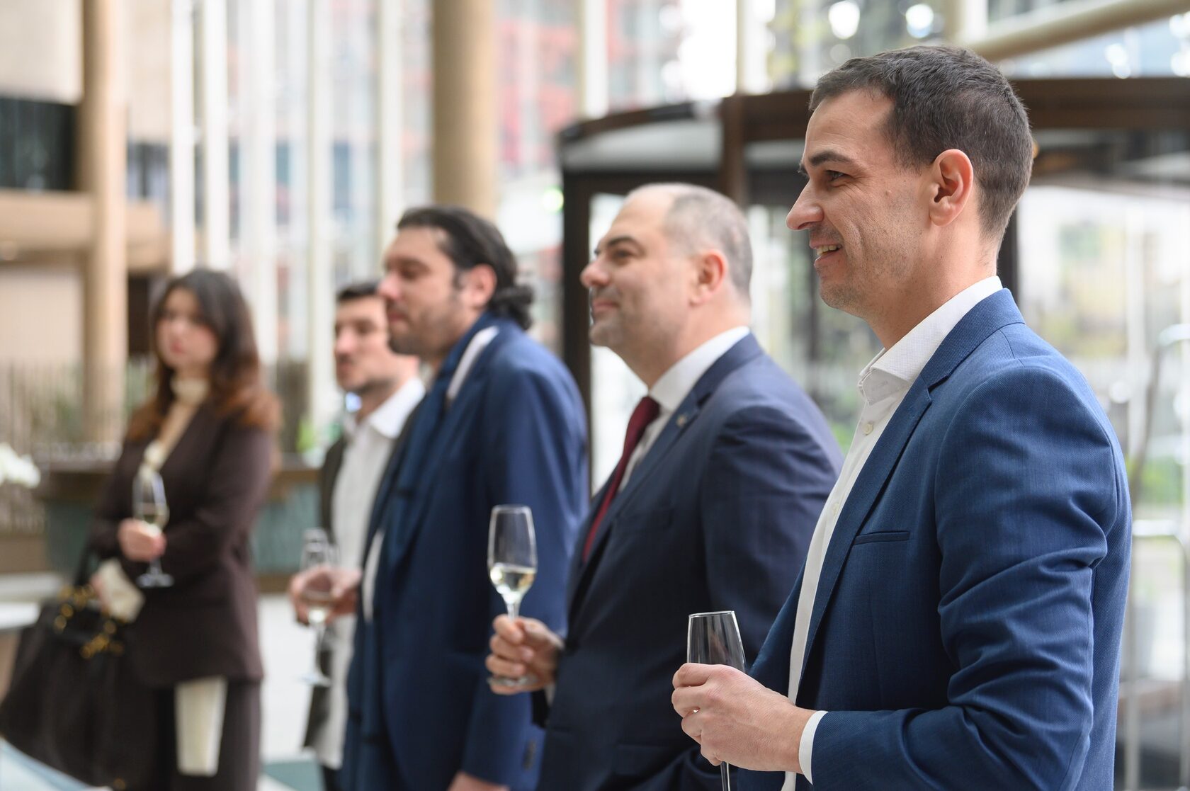 Участници в CEO Only Lunch на Максим Бехар по време на нетуъркинг разговори в Hilton Sofia