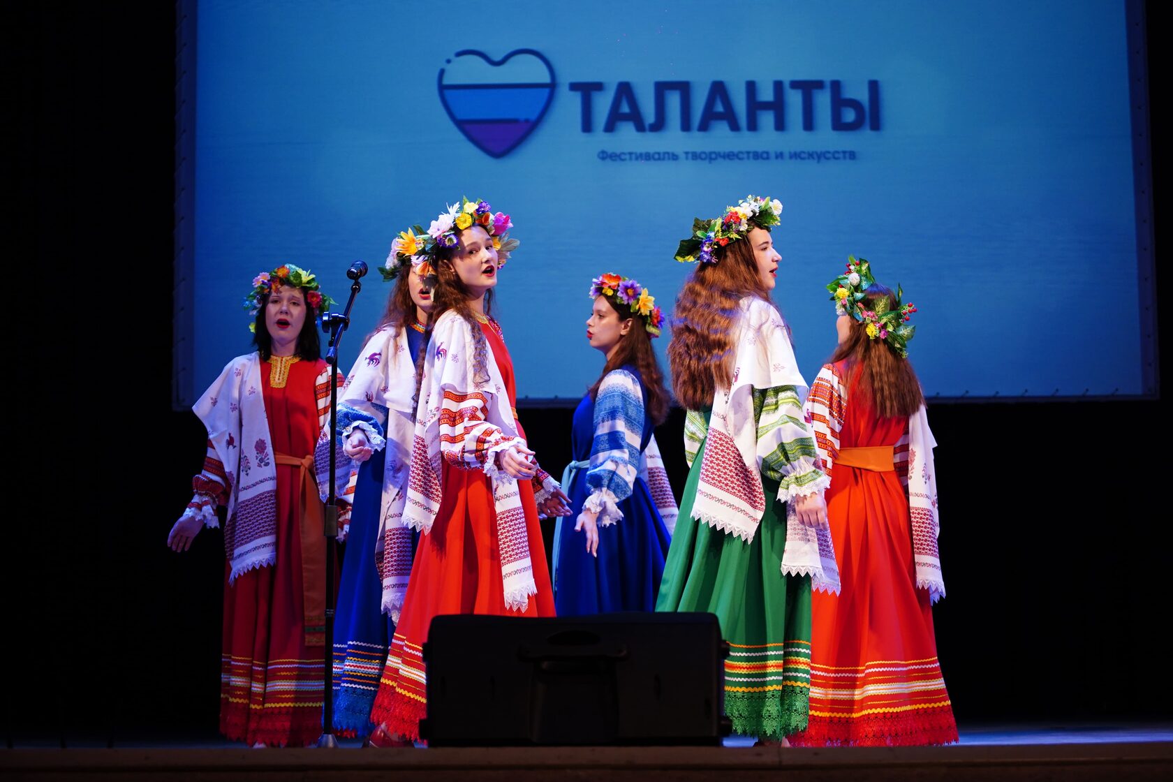 Участники фестиваля «Таланты» на сцене