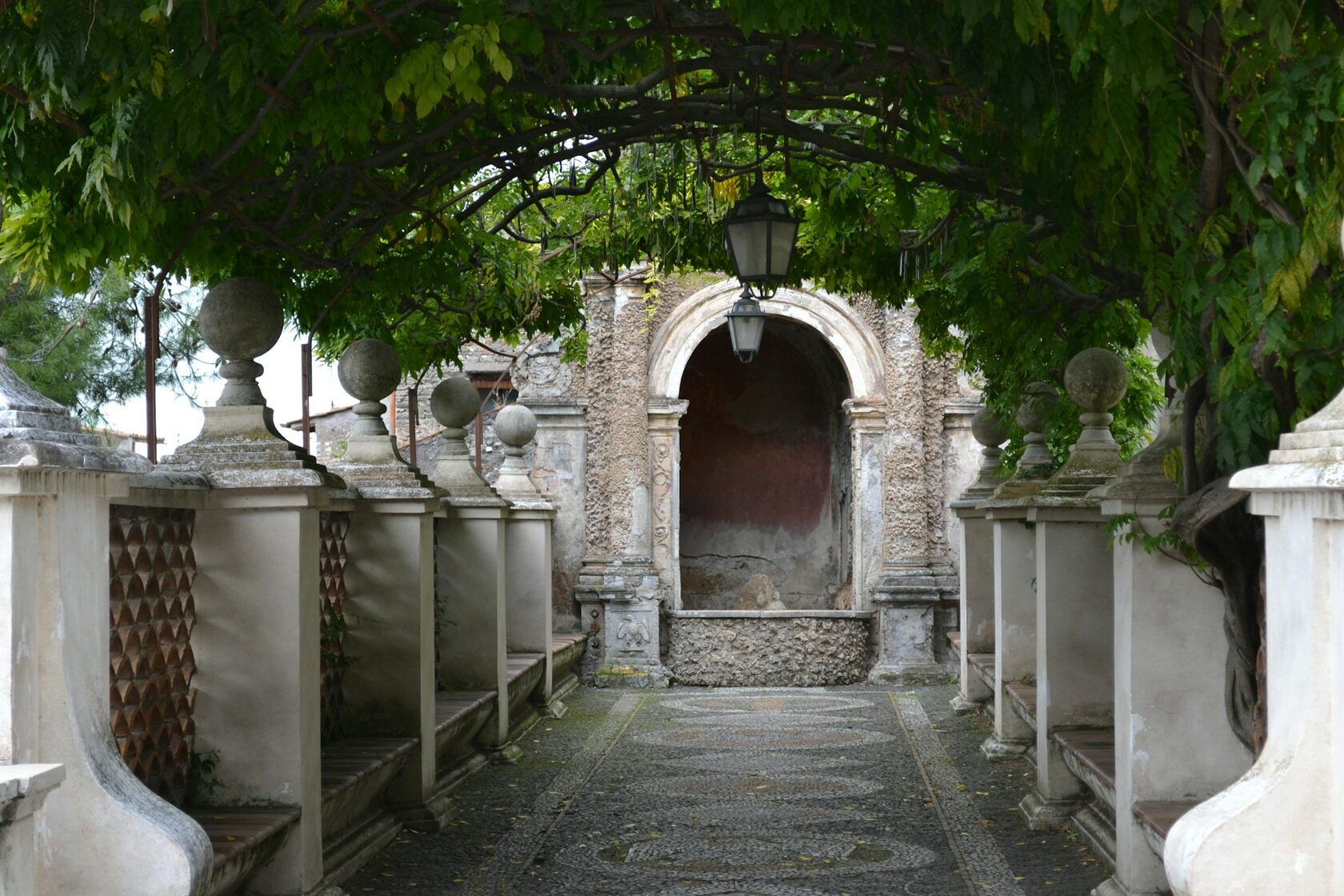 Пергола, увитая виноградом, рядом с Органным фонтаном, вилла д`Эсте, Тиволи, Италия