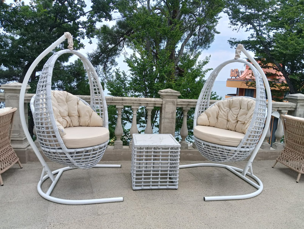 Подвесные кресла со столиками для зон отдыха в кафе и отелях от Malacca