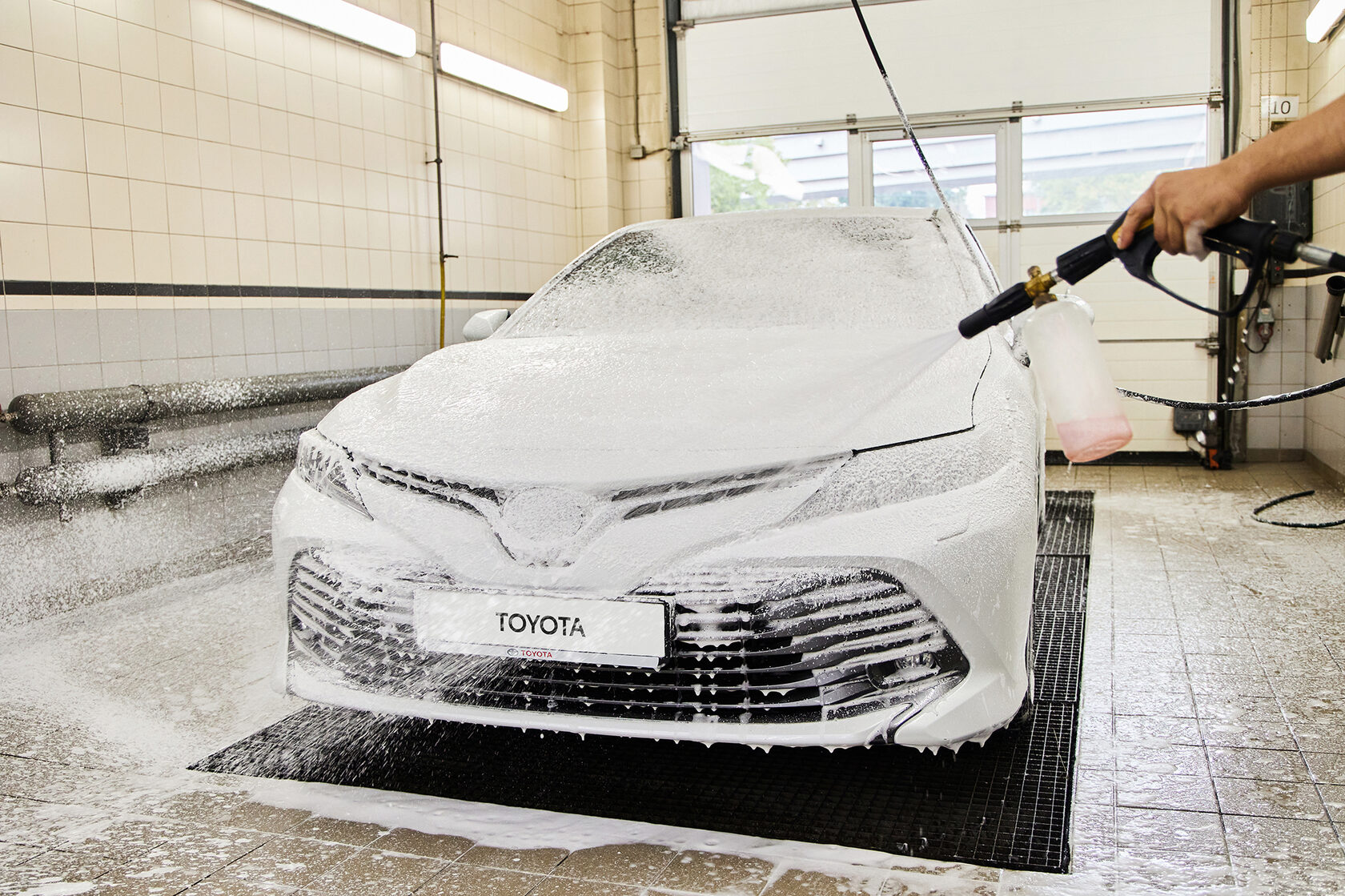 На автомойке. Мойка кузова. Мойка кузова. Мойка машины детейлинг. Автомойка кузова.