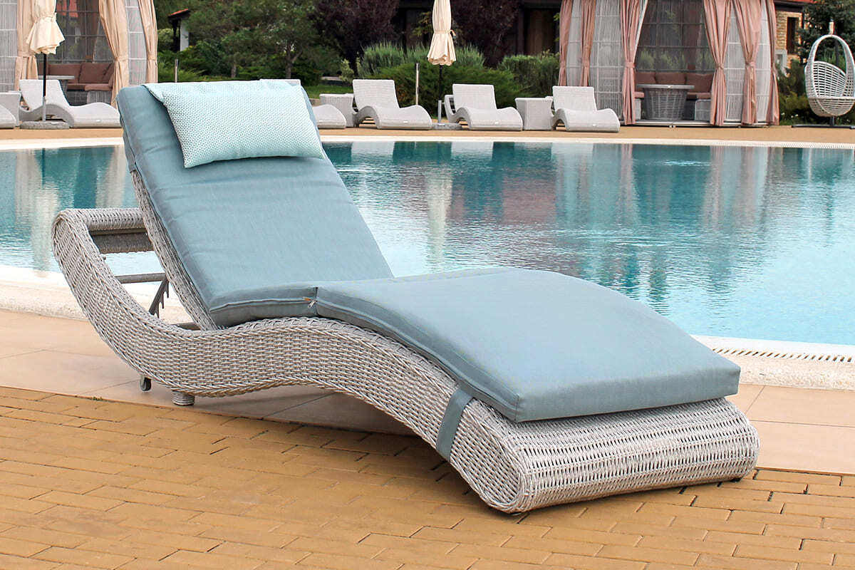 Элегантная мебель Malacca в уютном уголке сада