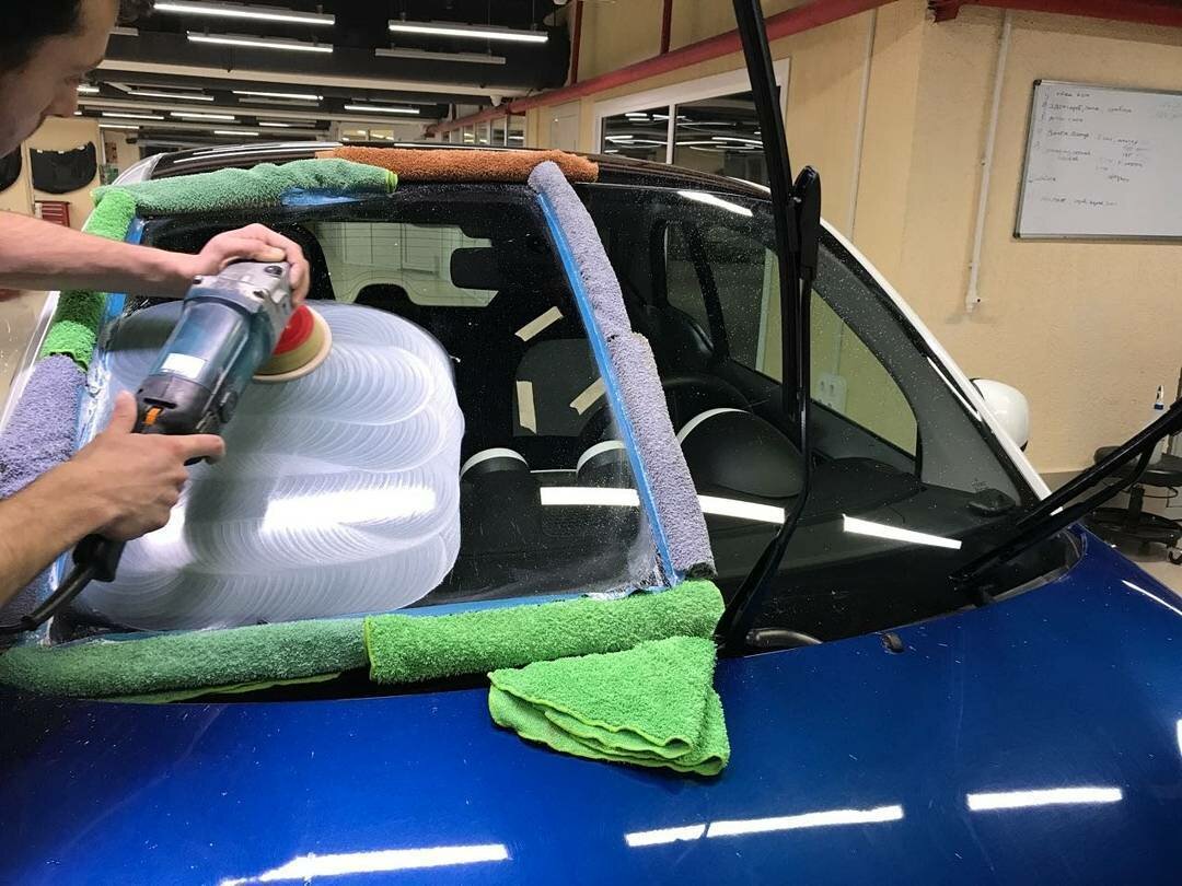 Как убрать царапины на стекле автомобиля?