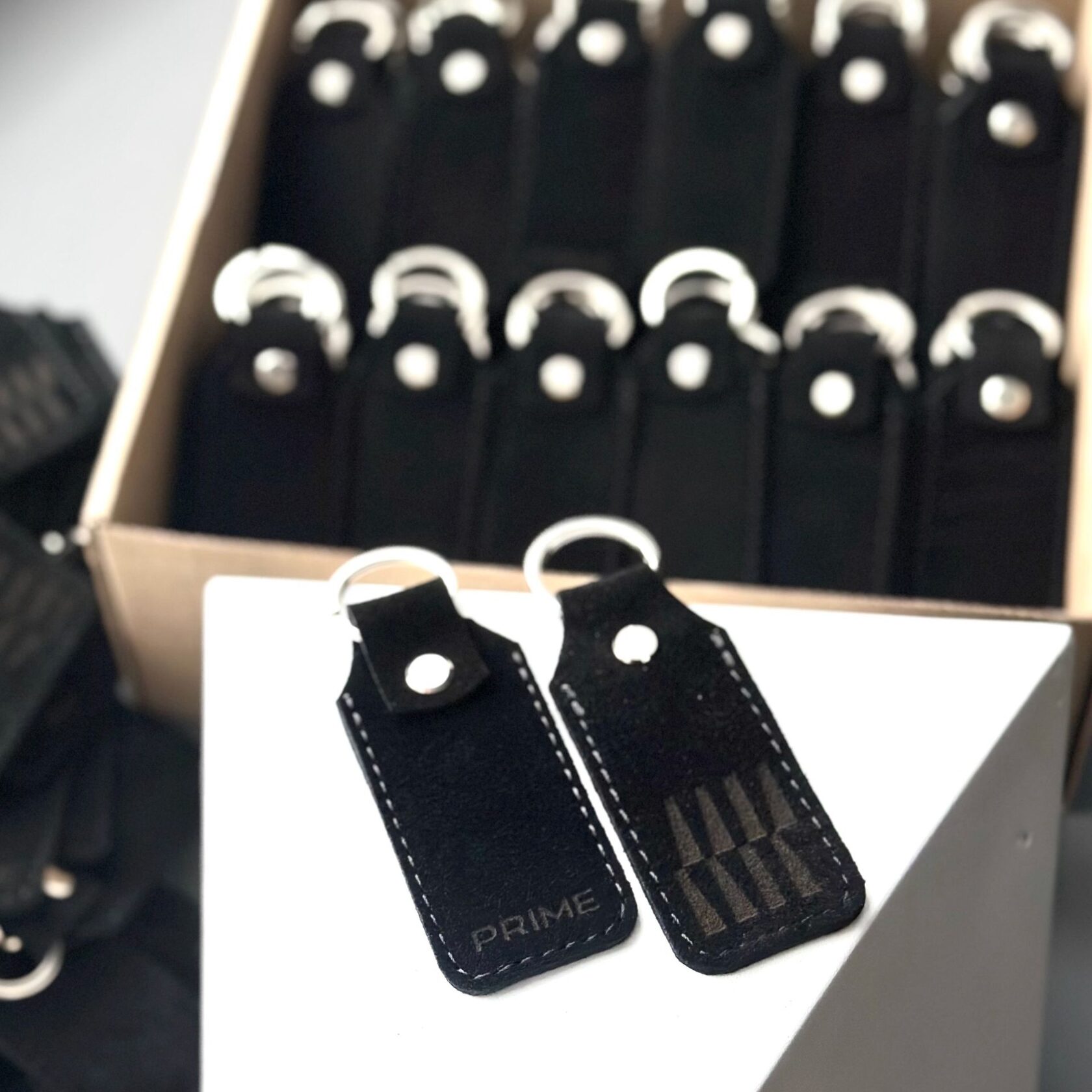 Гравировка фирменного логотипа на кожаных брелоках Киров – StekloWood