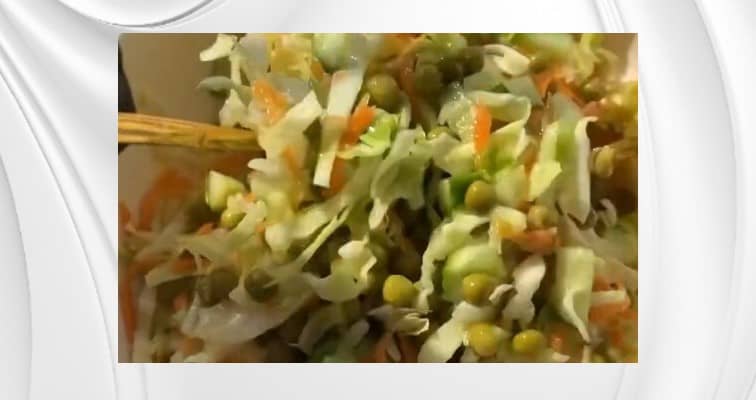 Приготовление капустного салата с морковью и огурцом: шаг 6