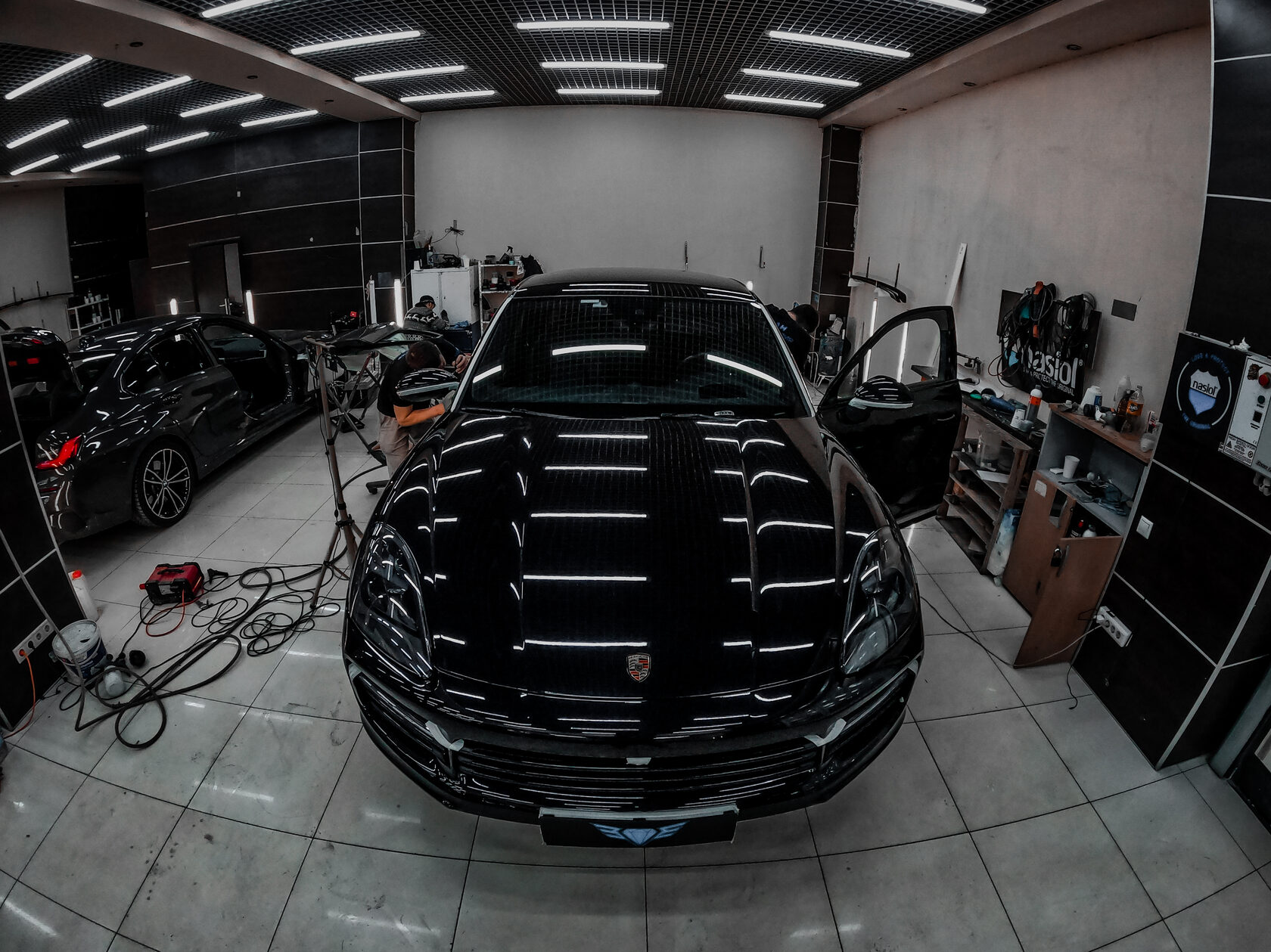 Отполированный чёрный Porsche в боксе