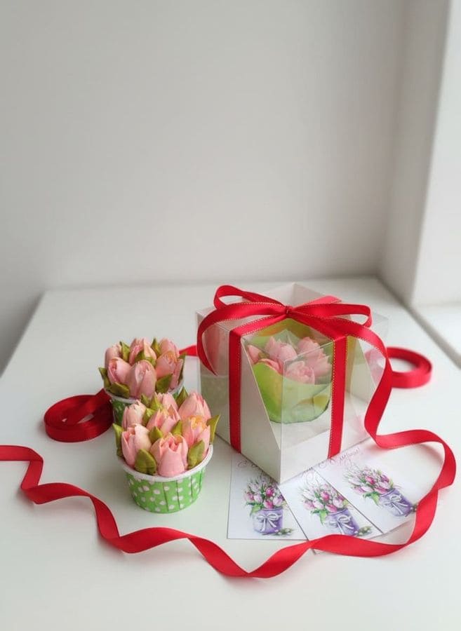 Тюльпаны из зефира в форме клумбы, коробка с окном 10×10×10 см 2