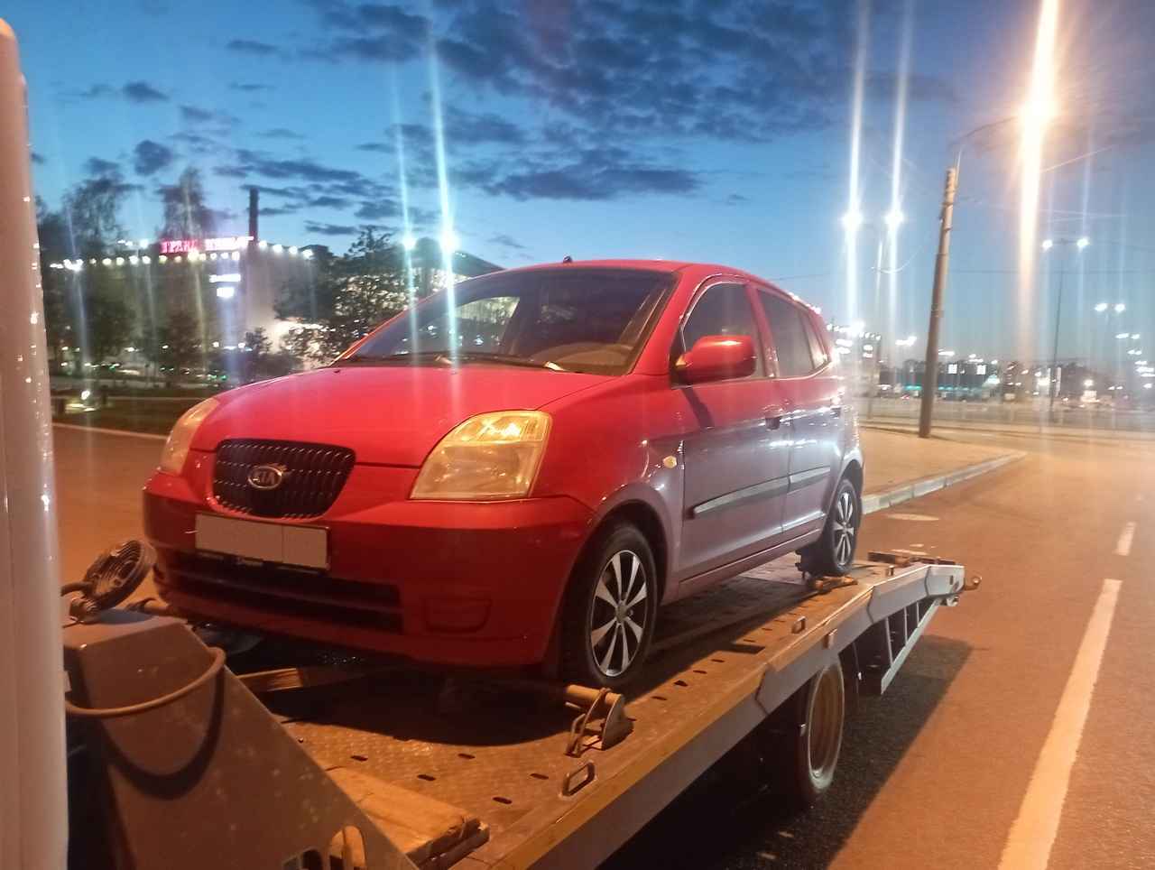 Эвакуация автомобиля Kia Picanto с проспекта Энгельса в Выборгском районе Санкт-Петербурга