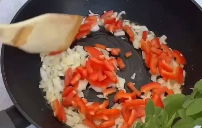 Приготовление шакшуки с фетой на сковороде: шаг 2