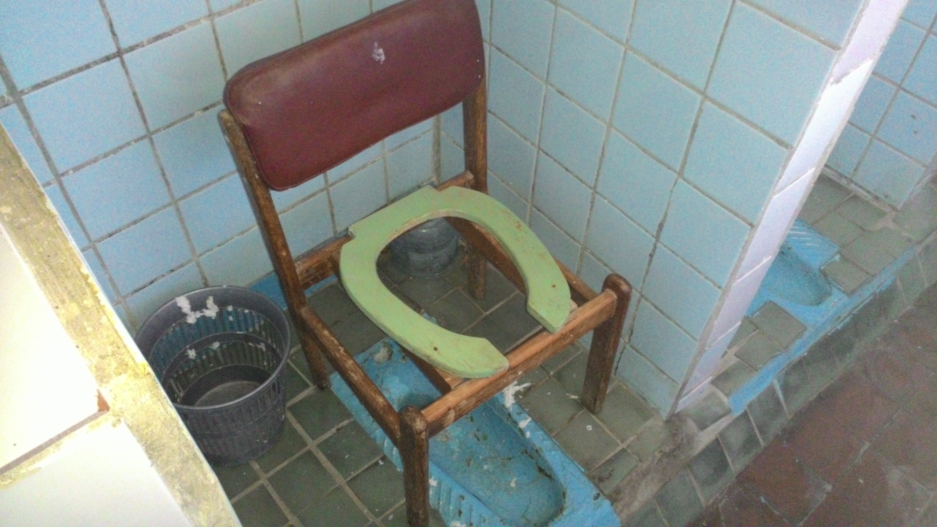 Кресло в деревенском туалете