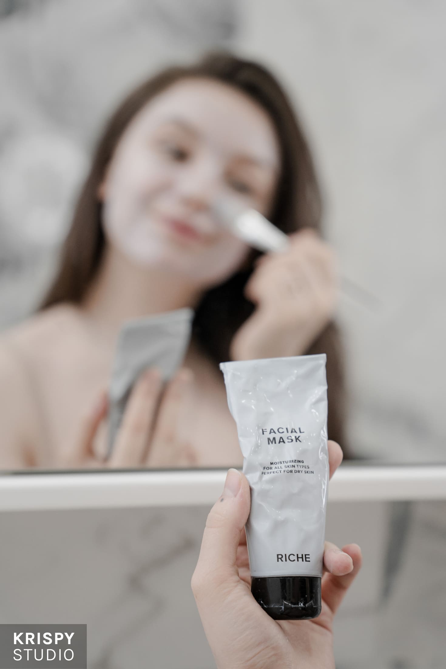 Уход за кожей с косметической маской от Riche на фоне студии