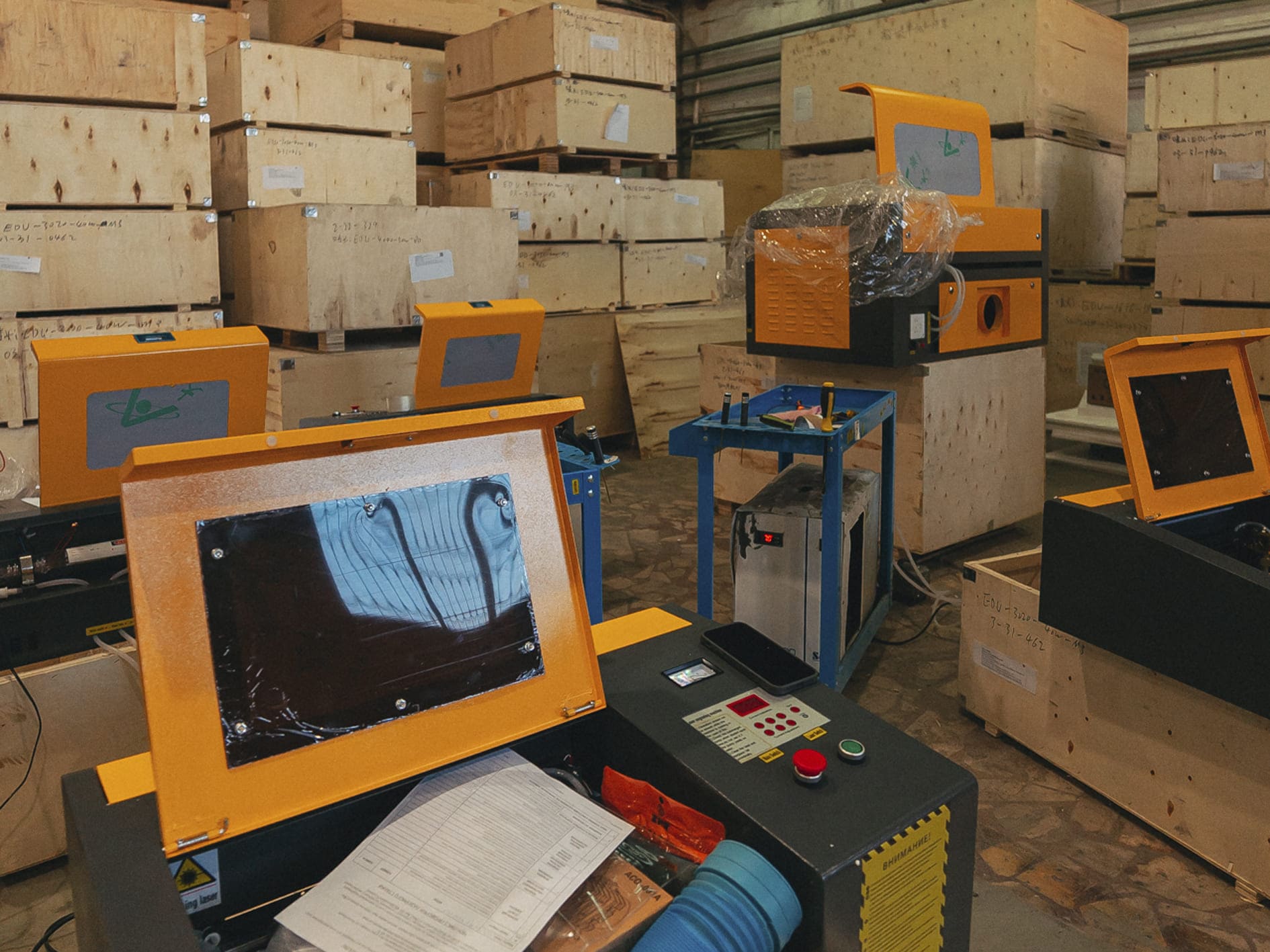 Распакованные станки на складе