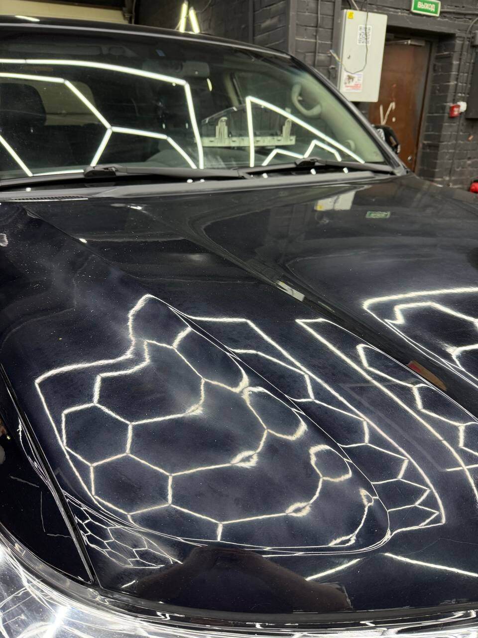 Капот Toyota под студийным светом