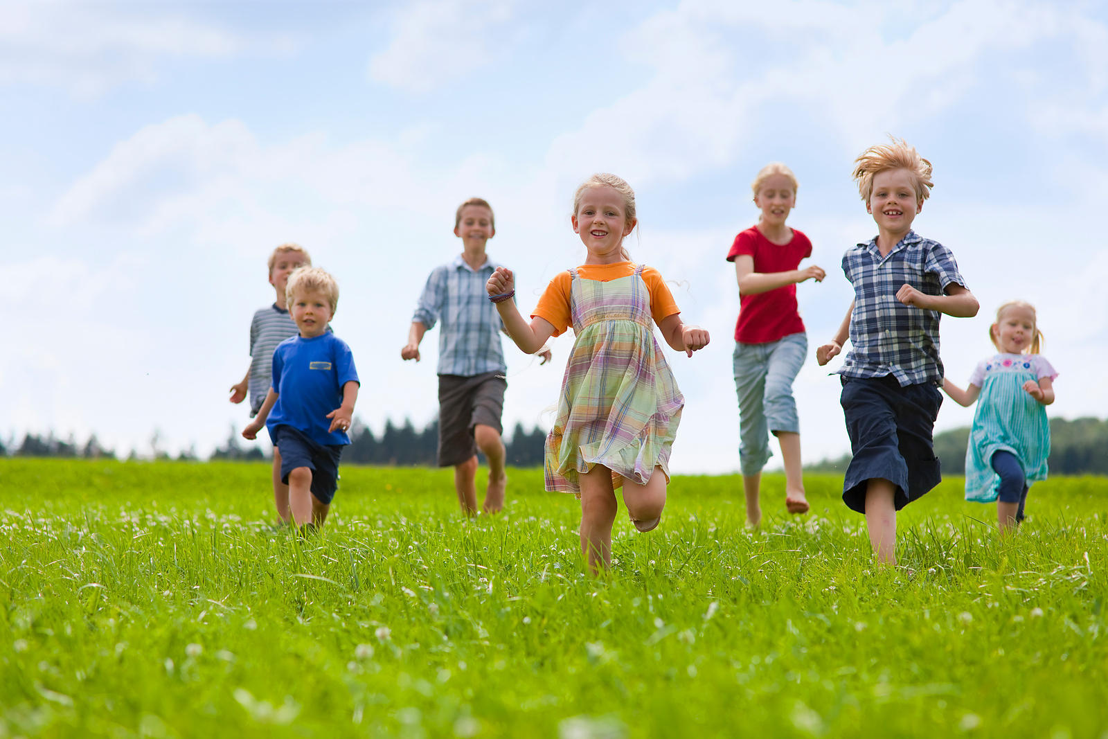 The child are running. Бегущие дети по природе. Дети бегут по полю. Дети бегут на природе. Дети бегают по вертикали.