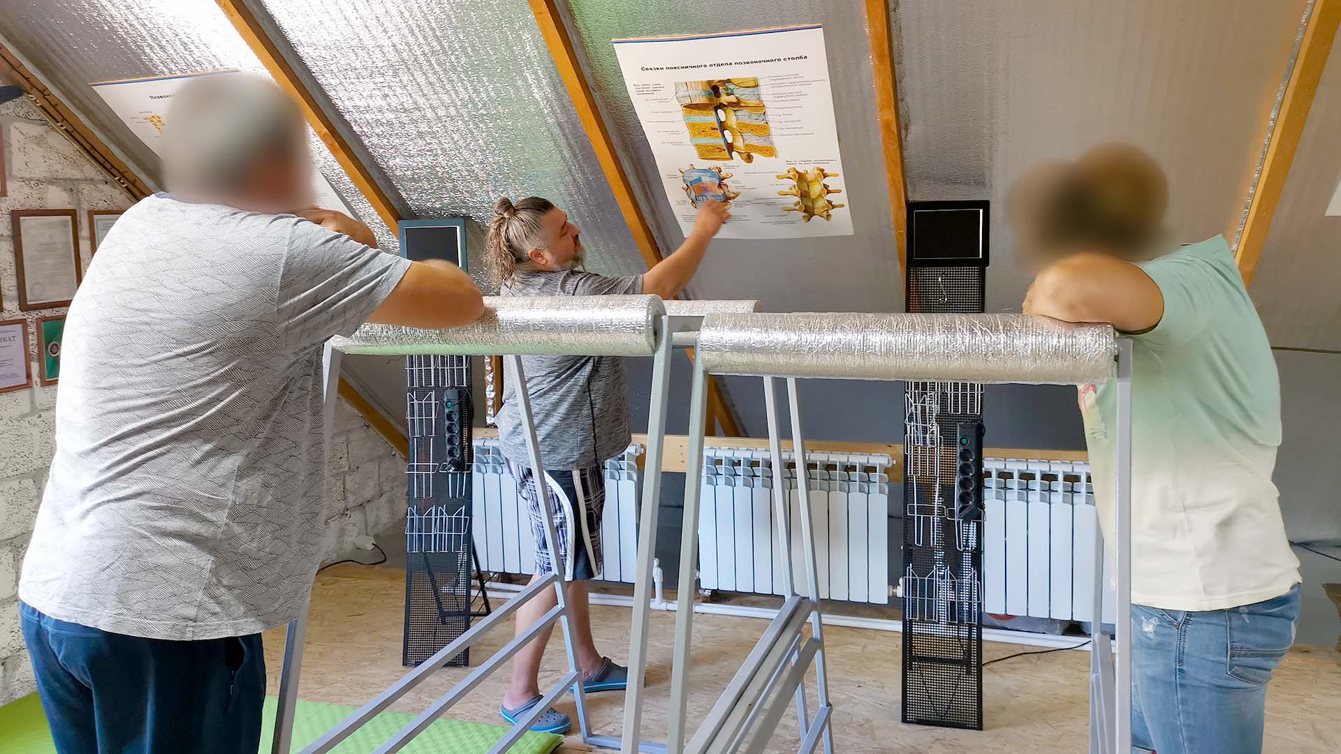 Фото работы у плаката на дней открытых дверей в Зале Оздоровительных Практик в Анапе.