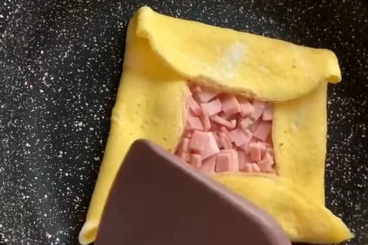 Приготовление омлета конвертиком с начинкой на сковороде: шаг 3