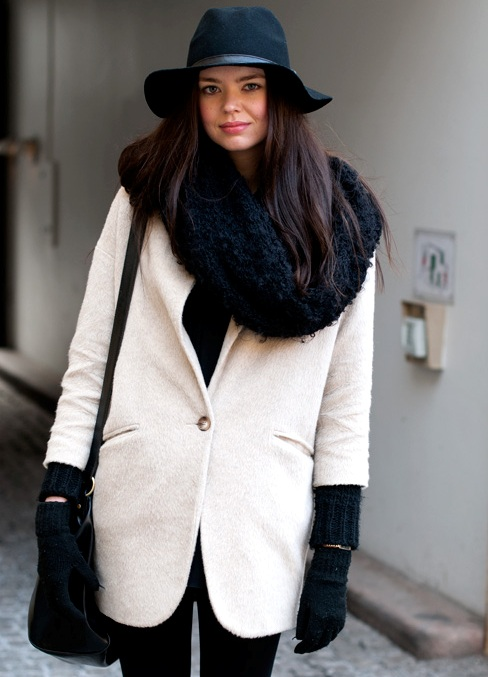 Черное пальто и шляпа. Пальто и шляпа. Образы с белой фетровой шляпой. Фетровая шляпа с пальто.