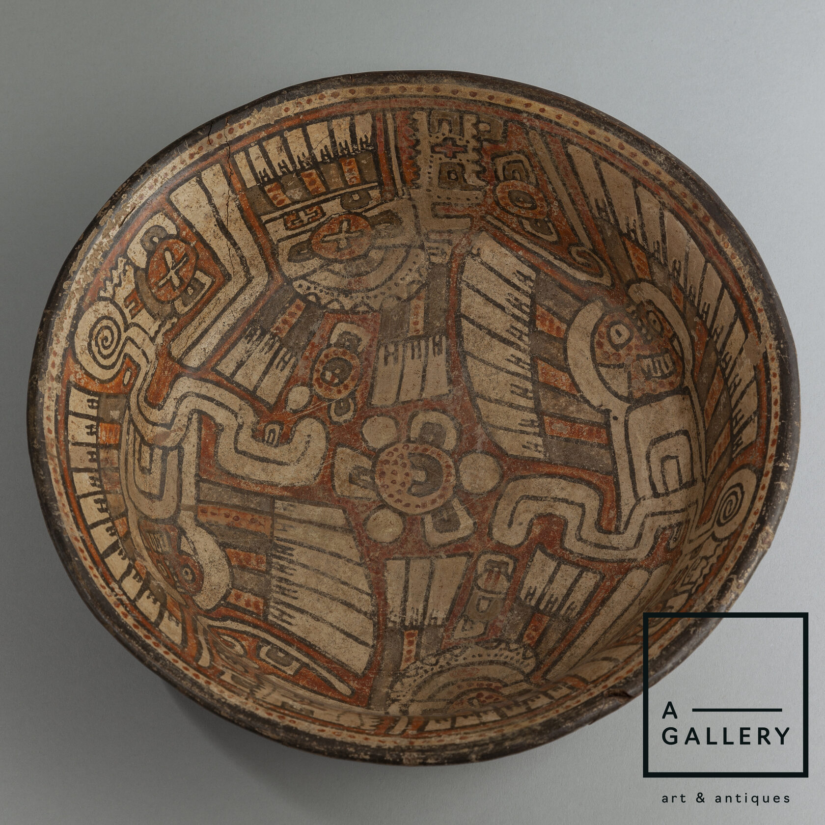 Блюдо, группа полихромной керамики Луна, 1350-1520 гг. н.э. Коллекция A-Gallery, Москва.