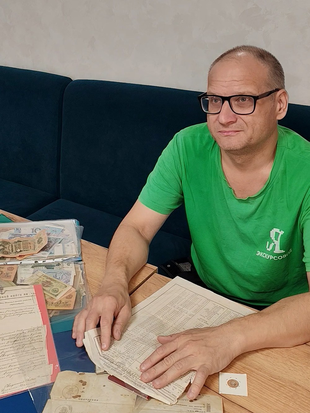 Краевед Александр Дудин с архивными документами по Молодинской битве