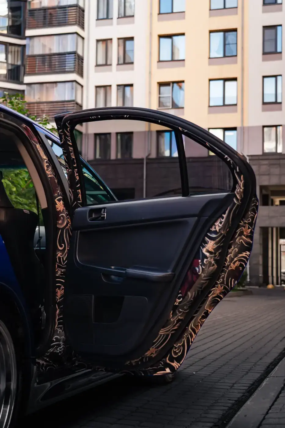 Детали оклейки дверных проёмов автомобиля