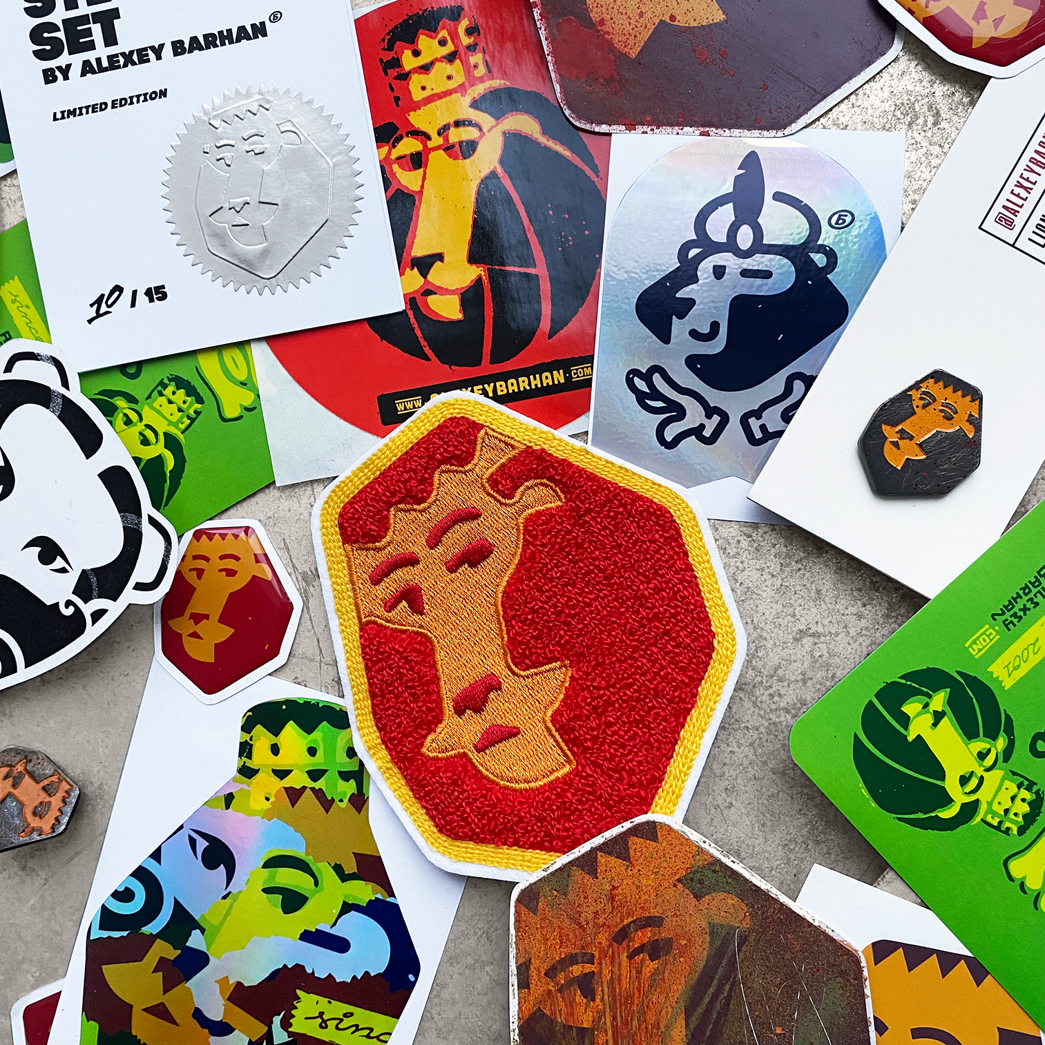 Стикерпаки, значки, нашивки, кулон и прочий мерч со львом. Автор Алексей Бархан.