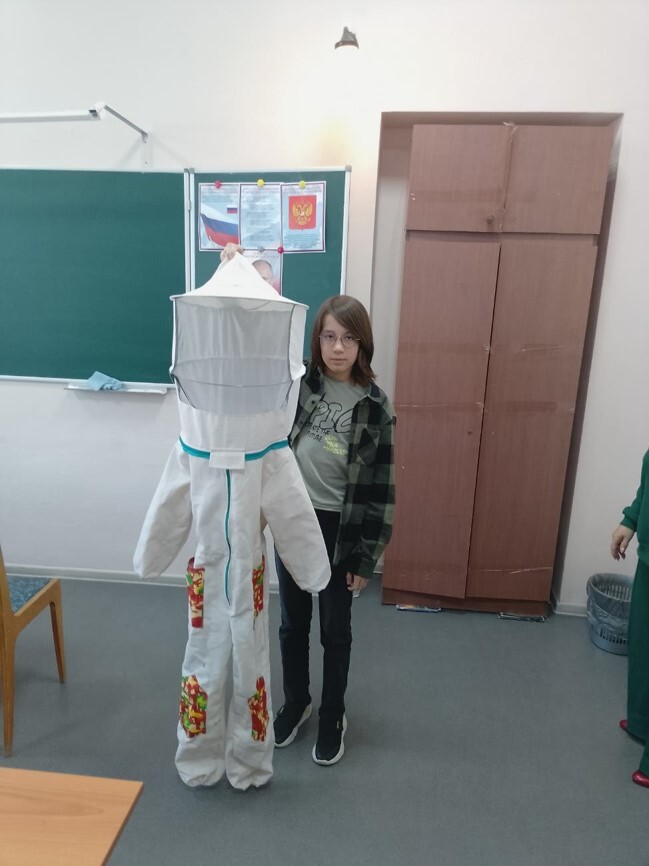 Тимофей с костюмом работника пасеки