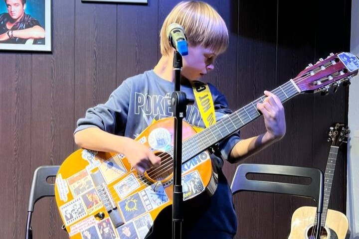 Мальчик играет на гитаре