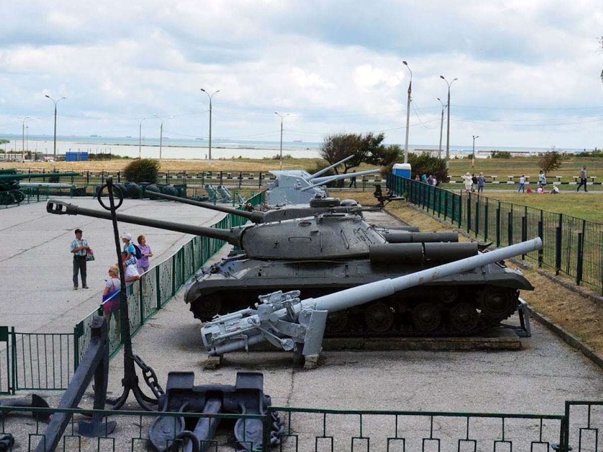 Малая техника. Новороссийский военный музей. Музей военной техники в Новороссийске. Музей под открытым небом Новороссийск. Музей военной техники в Новороссийске на малой земле.