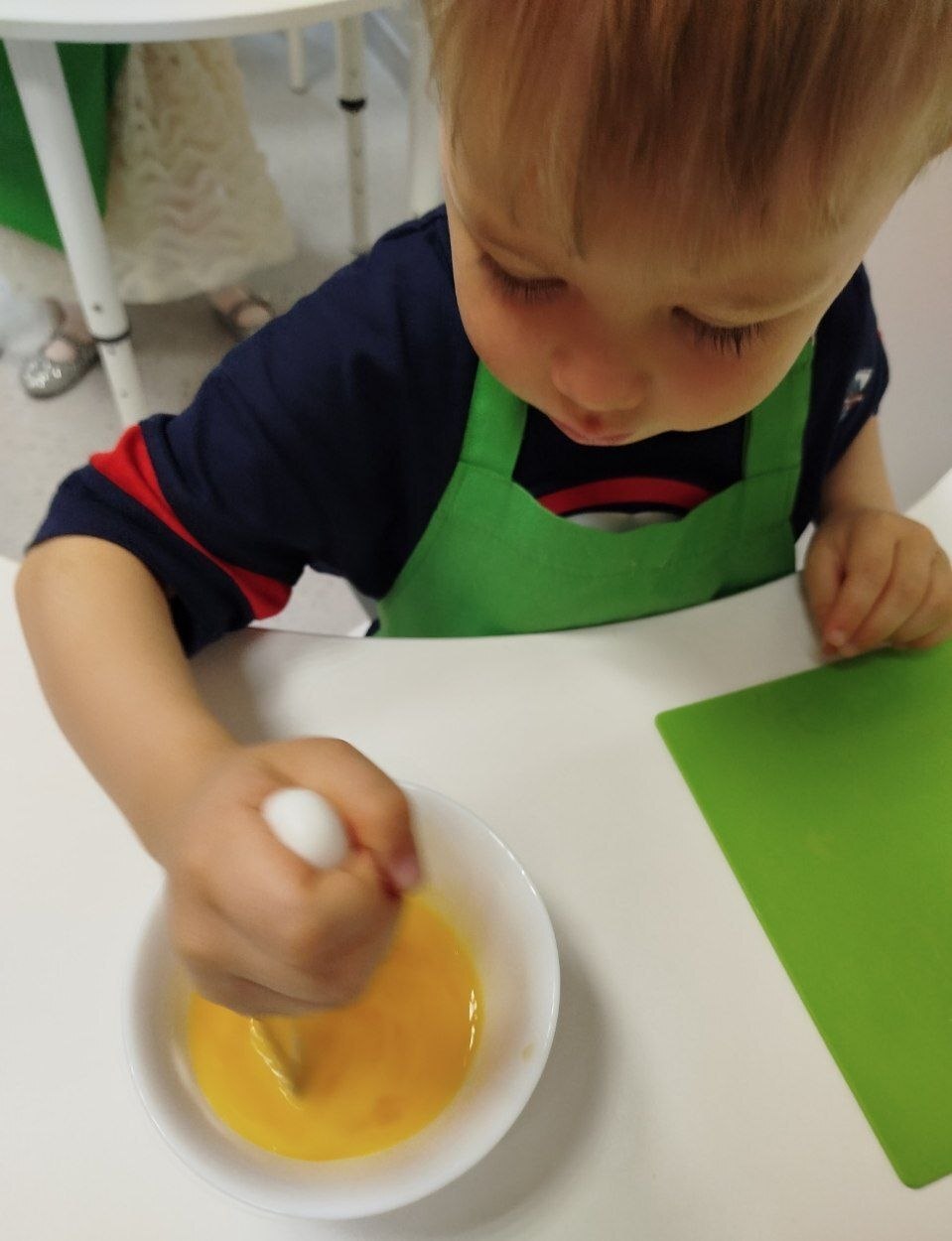 Ребёнок готовит на занятии Cooking Club в детском саду Magic Beans
