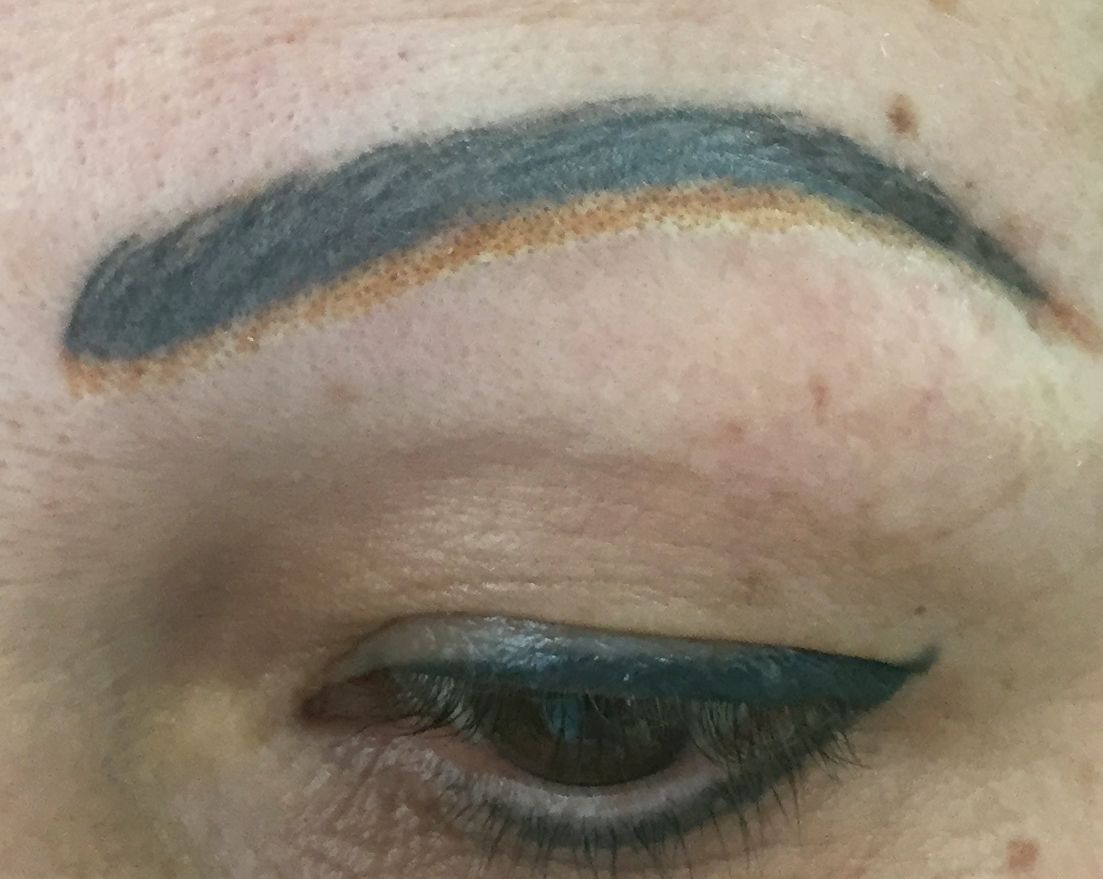 камуфляж татуажа бровей