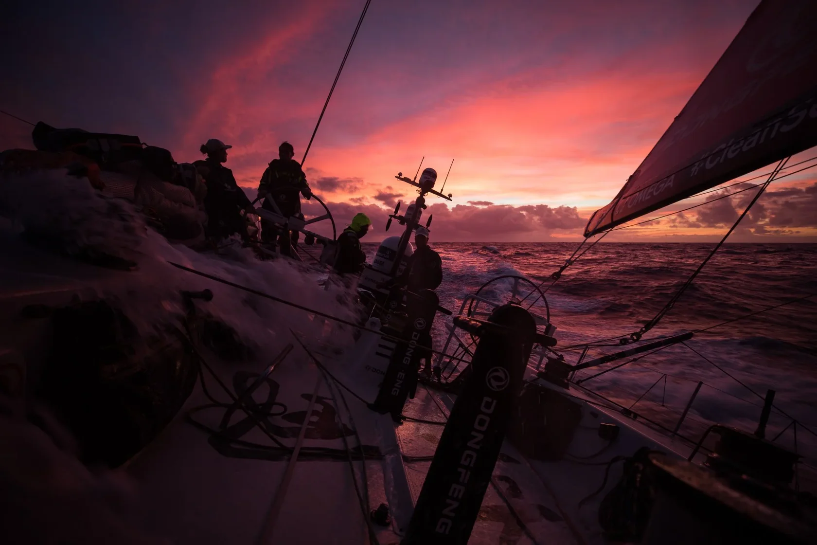 яхта в океане на закате во время дальнего перехода