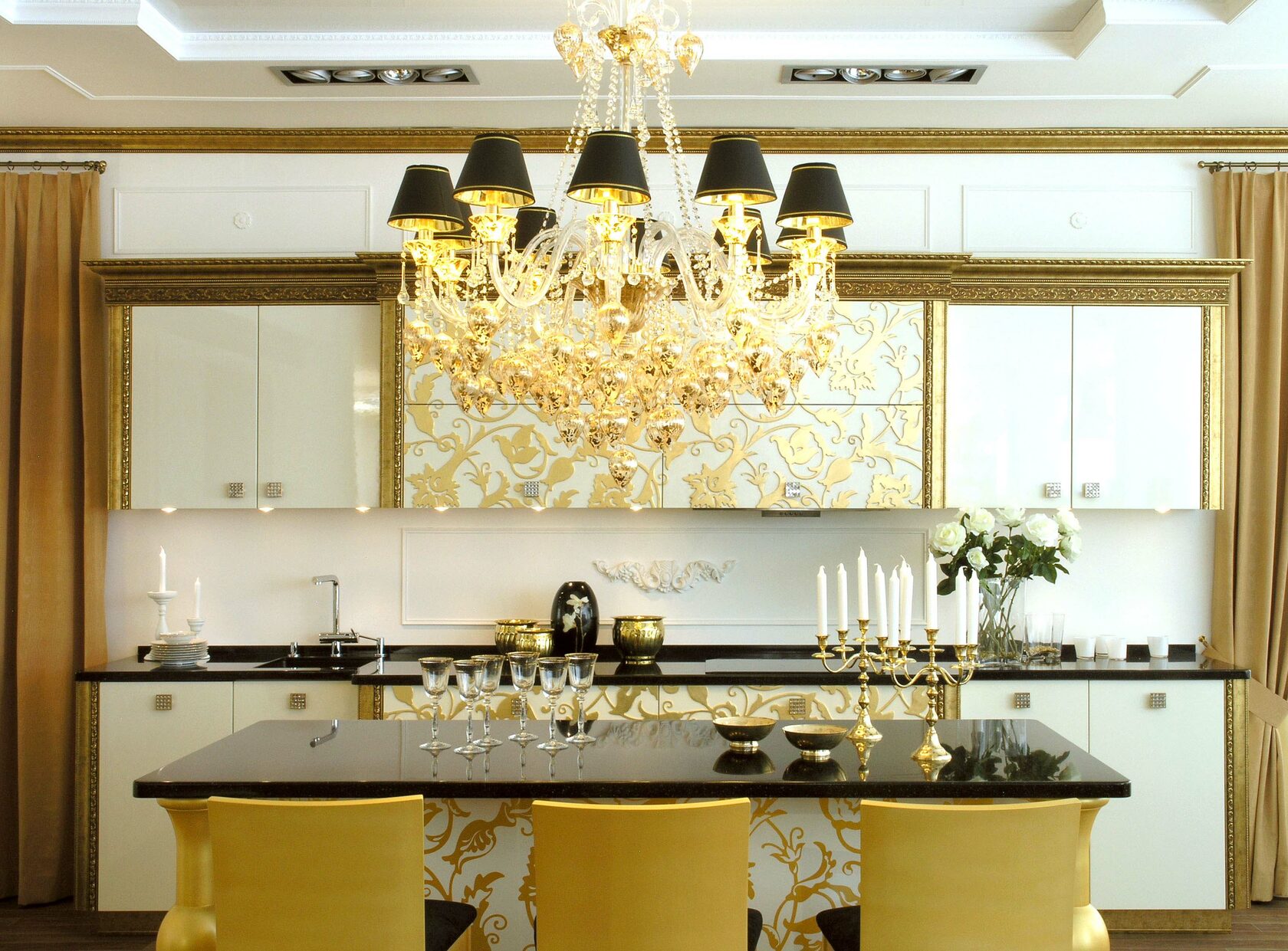 Золотая черная кухня. Кухня арт деко белая с золотом в интерьере. Кухня в золотом цвете. Кухня в бело золотом цвете. Кухня белая с золотом.