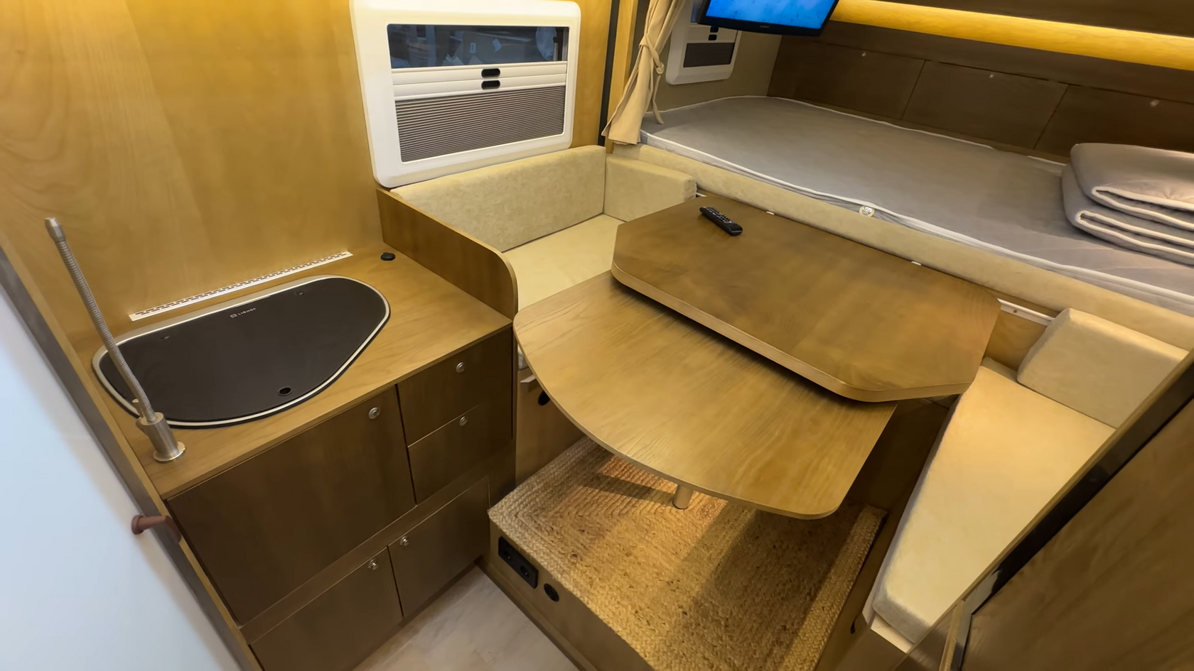 Компактная кухня в модуле Piligrim Camper 370 LX с трансформируемой столешницей и раздвижными ящиками