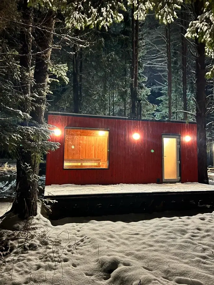 Баня на территории глэмпинга Тишина ночью — банные услуги в сосновом бору недалеко от Перми