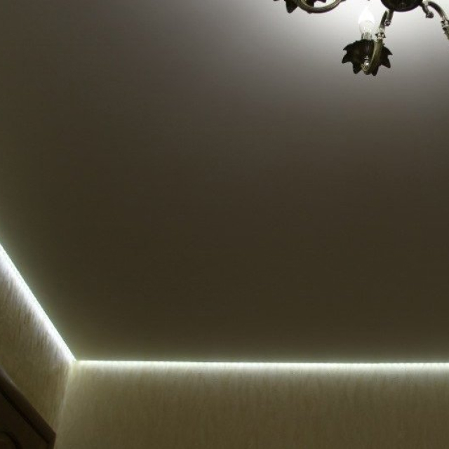 Матовый потолок в гостиной