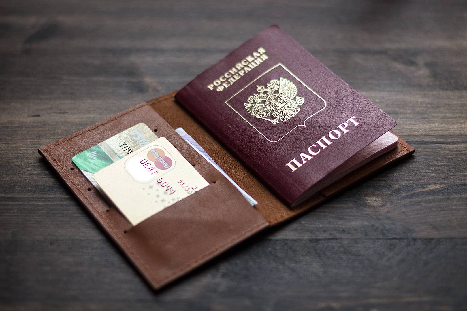 кожаная обложка на паспорт