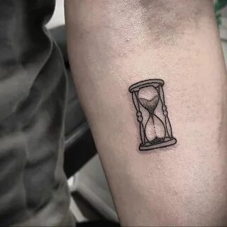 Татуировка песочные часы для мужчин