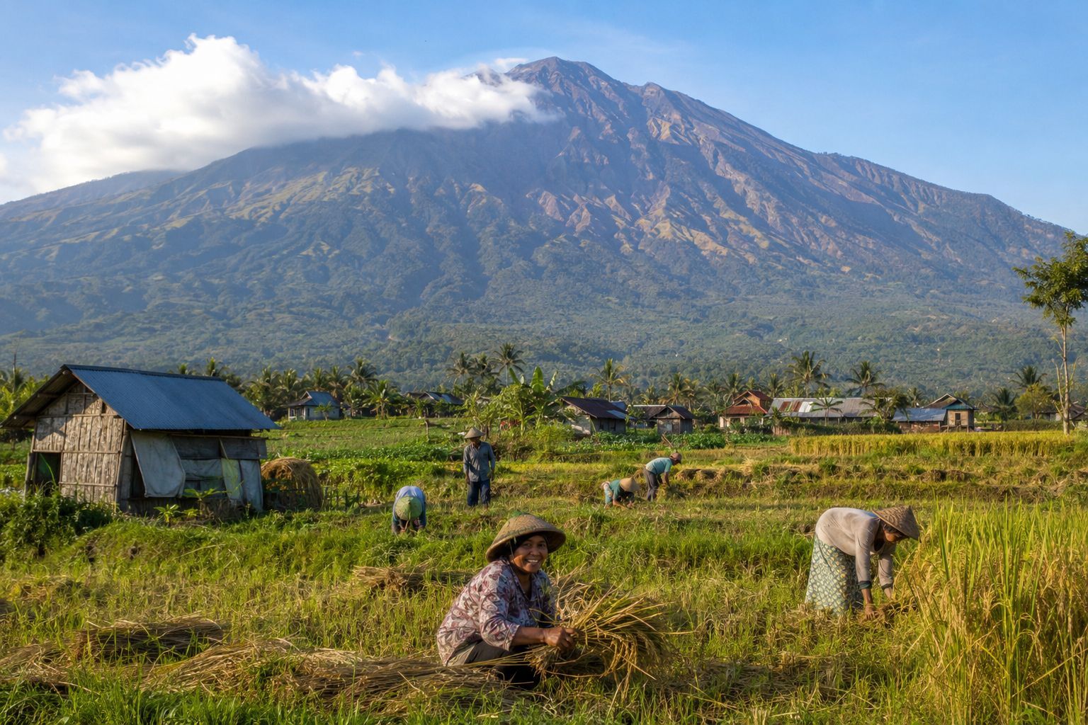 Gunung Rinjani dan kehidupan desa di lereng Lombok