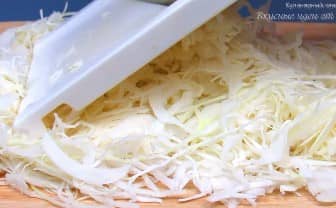 Приготовление капустных оладий из сырой капусты на сковороде: шаг 1