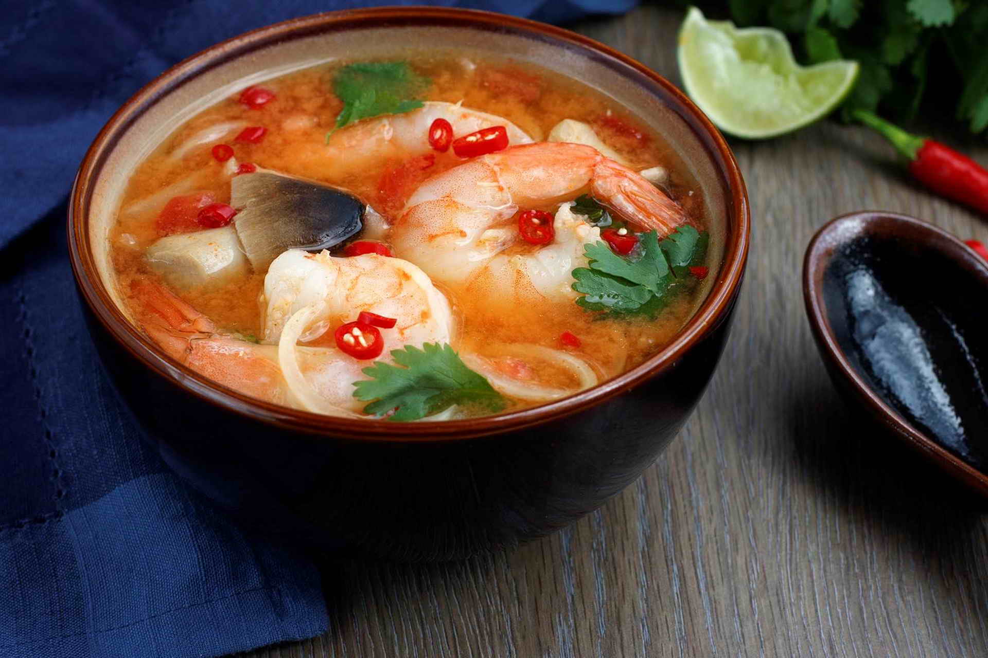 Том янг рецепт в домашних условиях. Тайский суп том ям. Соус Tom Yum. Тайский суп том ям с креветками.