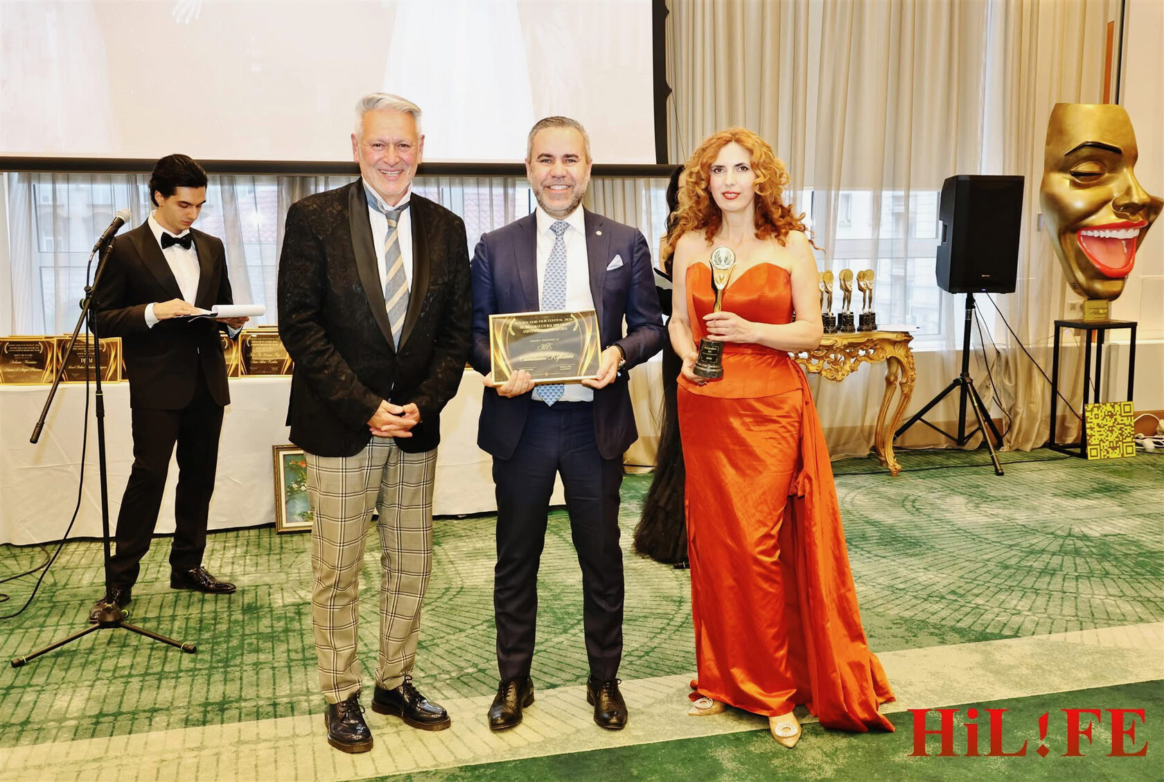 Ефемия Фард позира за снимка с награден участник на Golden Femi Film Festival 2026 