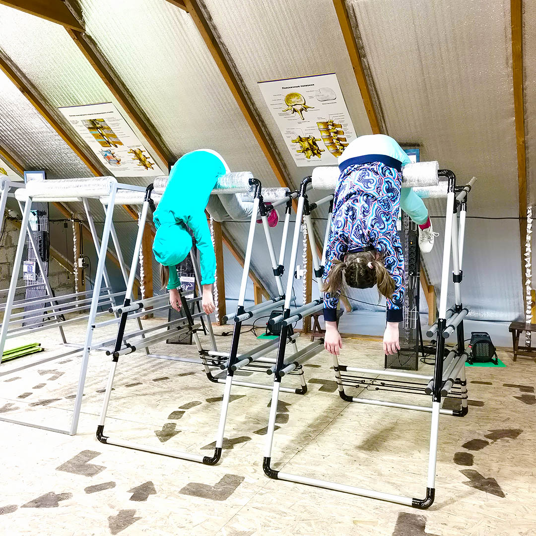Фото виса детей на тренажёре ГравитОН. Групповые занятия в Зале Оздоровительных Практик в Анапе.