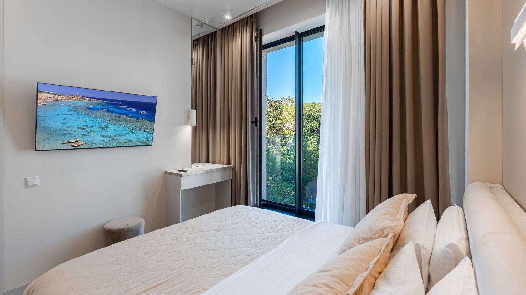 Спальня в апартаментах Сочи с панорамными окнами и видом на парк, аренда студии в Центре города